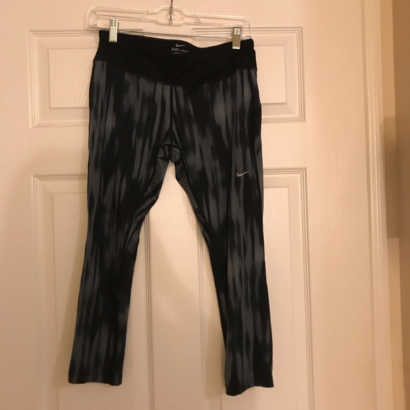 Nike Pants - NWOT Nike Dri-Fit 3/4 Length Yoga Pants